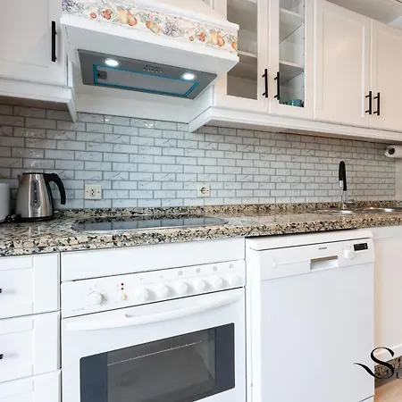 Perfect Location 3 Bedrooms 2 Bath, Parking, Pool Apartmán