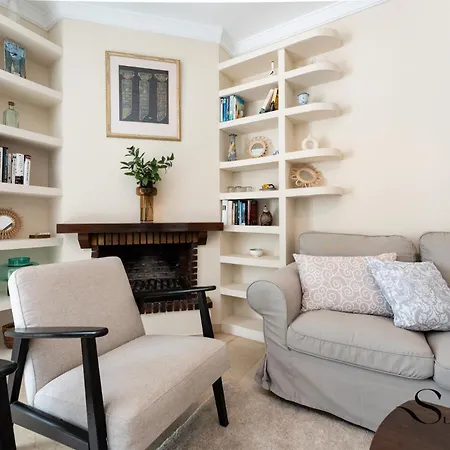 Perfect Location 3 Bedrooms 2 Bath, Parking, Pool *